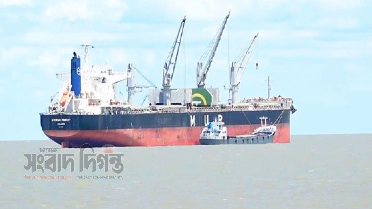 চট্টগ্রাম বন্দরে জ্বালানি জাহাজের চাপ, ৩৪টির মধ্যে ২৭টির খালাস সম্পন্ন