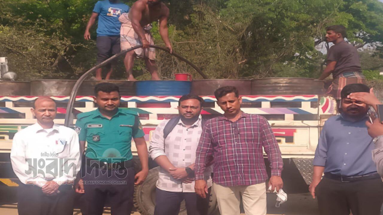পতেঙ্গায় দিনদুপুরে অবৈধ তেল মজুদের কারবার মোবাইল কোর্টে ৬ টন ডিজেলসহ সরঞ্জাম জব্দ