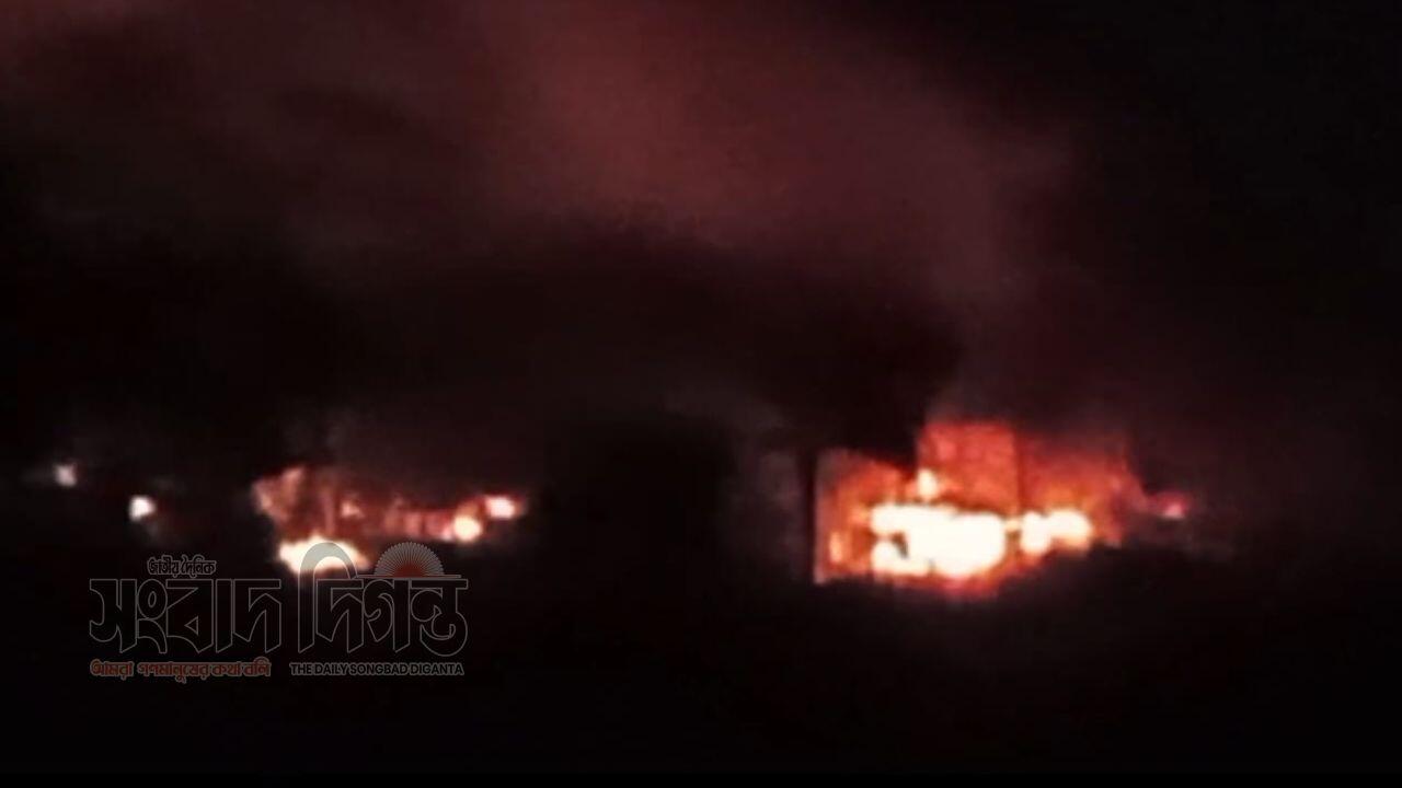 বাগেরহাটে তিন ঘণ্টাব্যাপী হামলা, ৩০ বসতবাড়িতে অগ্নিসংযোগ ও লুটপাট, নিহত ১