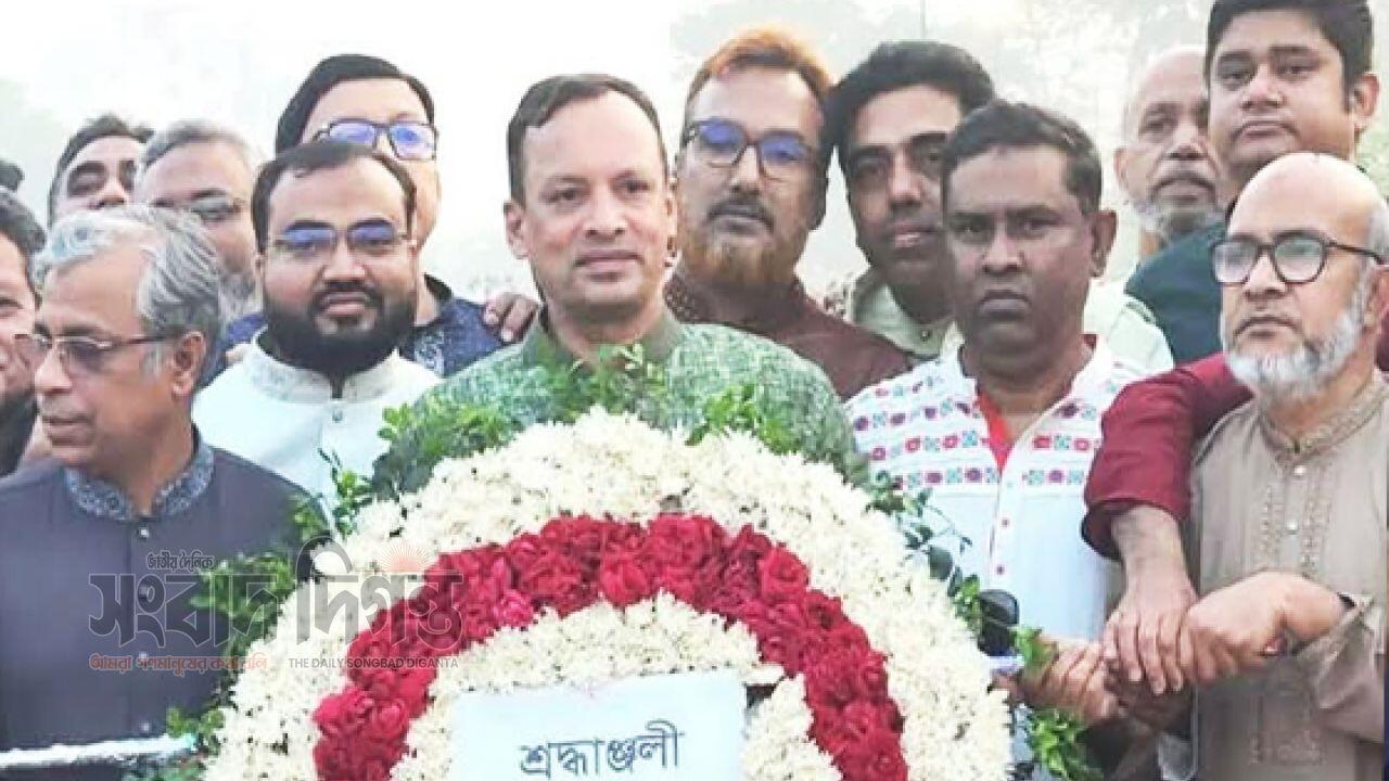 জাতীয় স্মৃতিসৌধে শ্রদ্ধা জানালেন অ্যাটর্নি জেনারেল রুহুল কুদ্দুস কাজল