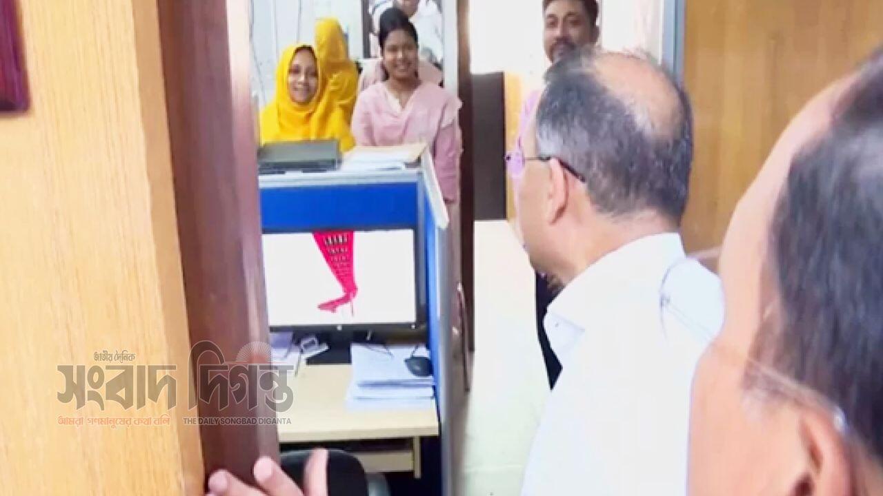 সচিবালয়ে আকস্মিক আট মন্ত্রণালয় পরিদর্শনে প্রধানমন্ত্রী