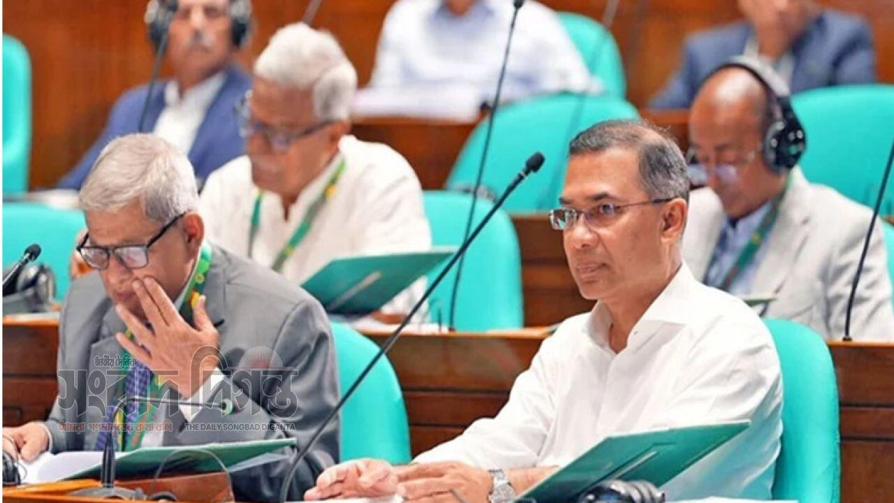 অধিবেশন শুরুর আগেই সংসদ কক্ষ প্রধানমন্ত্রী 
