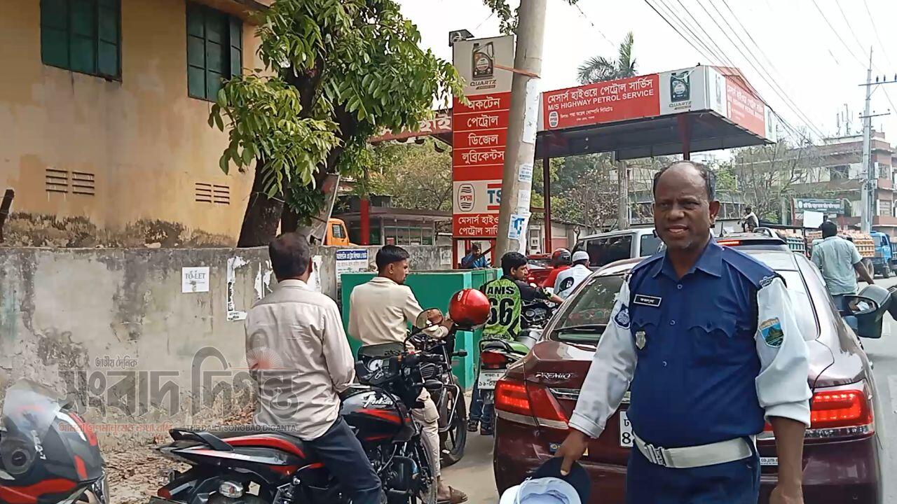 সংকটে জ্বালানি, সুযোগে সিন্ডিকেটঃ পাবনায় মোটরসাইকেল চালকদের ভোগান্তি 