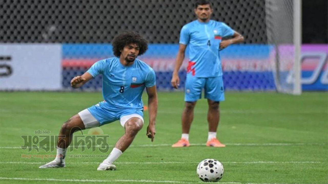 সিঙ্গাপুর কোচের চোখে বাংলাদেশ মিডফিল্ডার হামজা চৌধুরী 