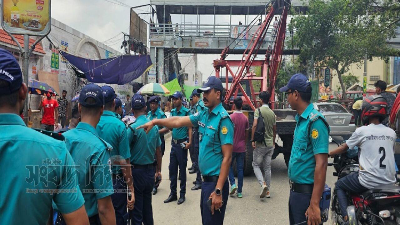 ফুটপাত দখলমুক্ত করতে কঠোর পদক্ষেপ নিচ্ছে পুলিশ 
