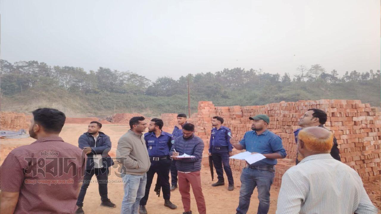 ধামরাইয়ে অবৈধ ৫ ইটভাটায় অভিযান ২৫ লাখ টাকা জরিমানা 