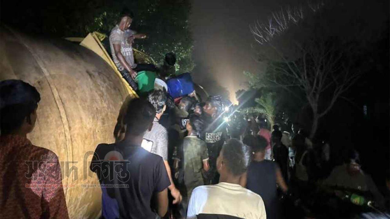 প্রায় দুই লাখ লিটার ডিজেল ক্ষতিগ্রস্ত রেল যোগাযোগ বন্ধ