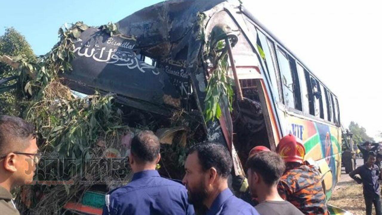 সিরাজগঞ্জে বাসের চাকা ফেটে নিয়ন্ত্রণ হারিয়ে মৃত্যু ৩ আহত অন্তত ১২ 