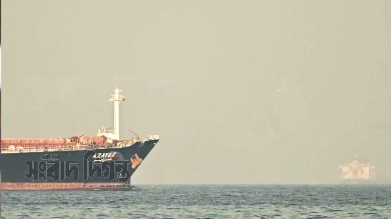 হরমুজ প্রণালীতে ইরানের টোল ঘোষণা, বিশ্ব সামুদ্রিক বাণিজ্যে নতুন চ্যালেঞ্জ