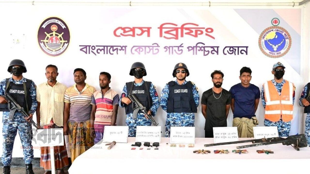 সুন্দরবনে কোস্ট গার্ডের পৃথক অভিযানে অস্ত্রসহ ২ ডাকাত আটক, জিম্মি থাকা ৩ জেলে উদ্ধার
