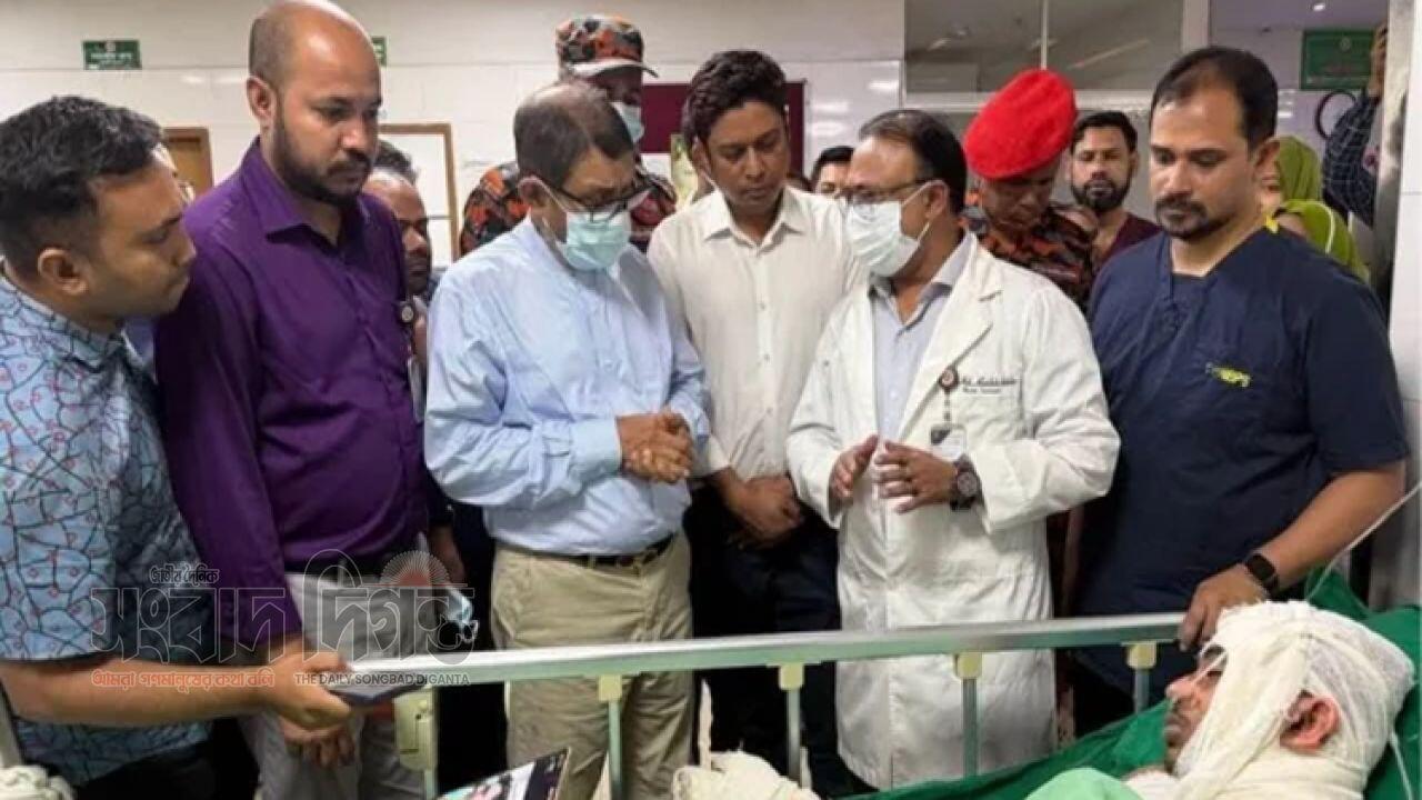 কদমতলী গ্যাস লাইট কারখানায় বিস্ফোরণ নিহত ৫ দগ্ধদের খোঁজ নিলেন স্বাস্থ্যমন্ত্রী
