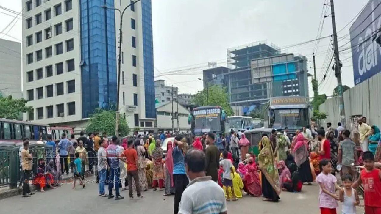 ঢাকার তেজগাঁওয়ে পোশাককর্মীদের বেতন দাবিতে রাস্তা অবরোধ 
