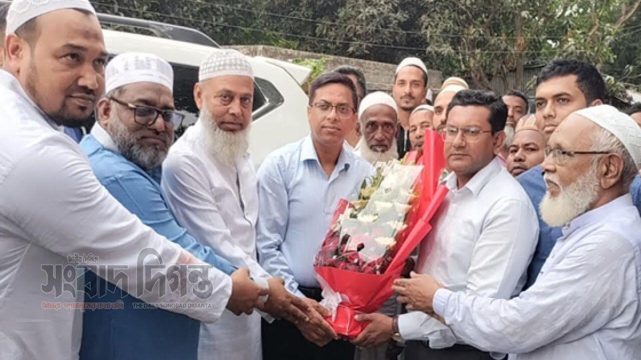 সোনারগাঁয়ের ঐতিহাসিক মাজার ডিসির পরিদর্শন, উন্নয়নের আশ্বাস