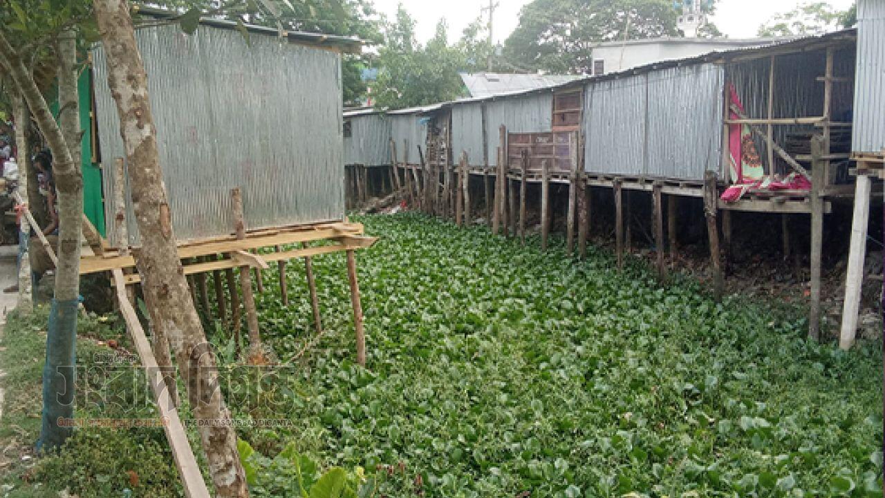 মোরেলগঞ্জে কালিকাবাড়ী বাজারের উপর সরকরী খাল দখল করে অবৈধ স্থাপনা গড়ে উঠেছে