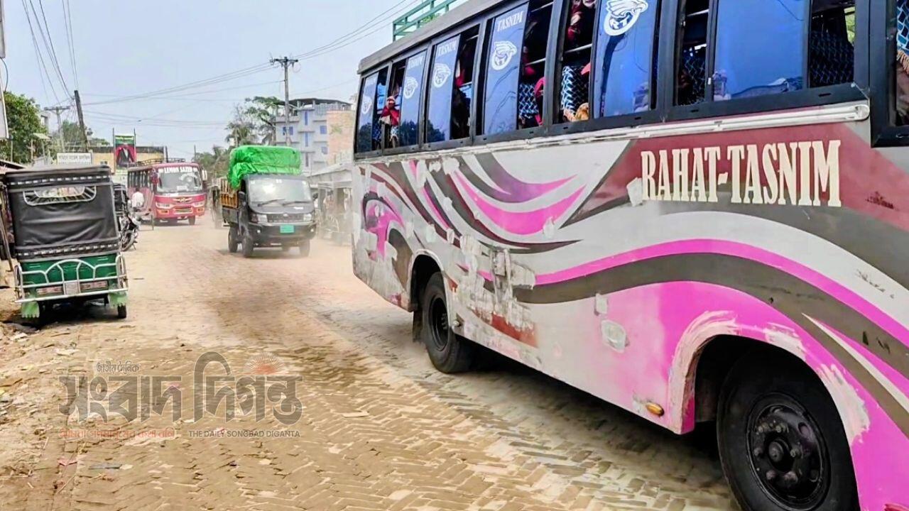 মোরেলগঞ্জে মহাসড়কের রাস্তায় কার্পেটিংয়ের পরিবর্তে ইট, দায়সারা সংস্কারকাজ বলছেন ক্ষুব্ধ এলাকাবসী