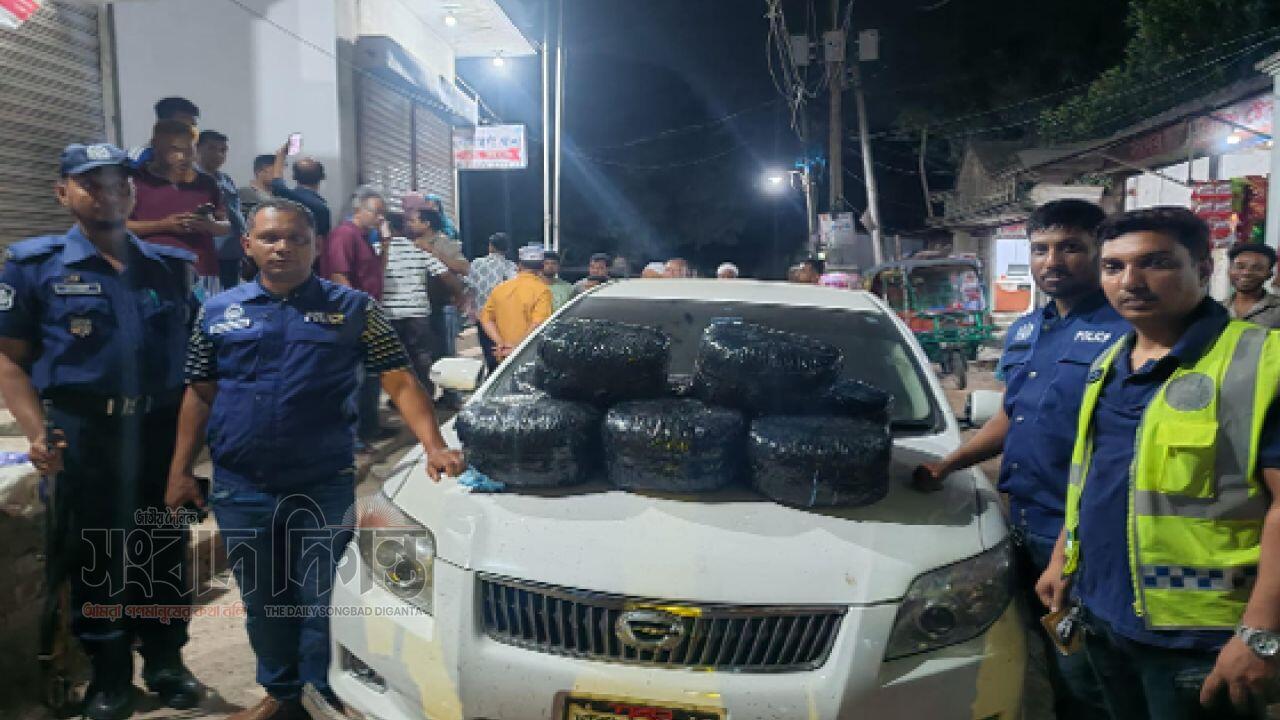 ওসি মহিবুল্লাহর নেতৃত্বে বিশেষ অভিযান, গ্যারেজে পার্কিং করা গাড়ি থেকে গাঁজা উদ্ধার
