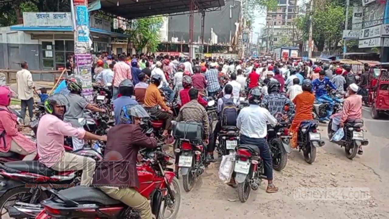 রাজধানীতে তেলের জন্য সড়ক অচল পাম্প কেন্দ্র করে লম্বা যানজট
