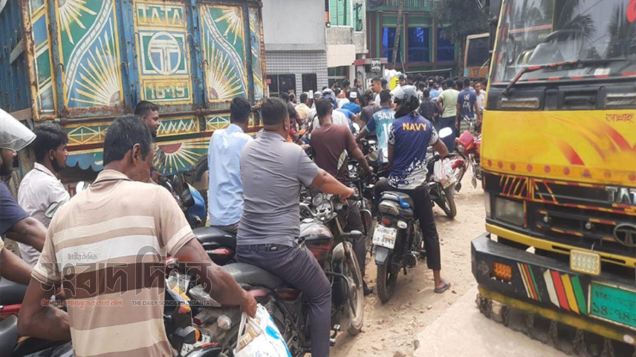 পেট্রোলপাম্পে দীর্ঘ লাইনের নেপথ্যে চলছে তেল সিন্ডিকেট 