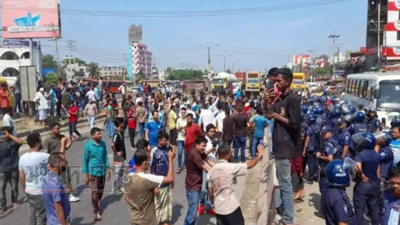 কুমিল্লায় ইপিজেড শ্রমিকদের বকেয়া বেতনের দাবিতে মহাসড়ক অবরুদ্ধ 