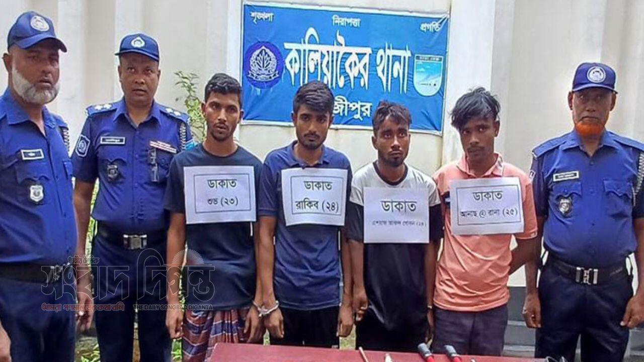 গাজীপুরে ডাকাতির প্রস্তুতিকালে ৫ জন গ্রেপ্তার অস্ত্র ও ট্রাক জব্দ