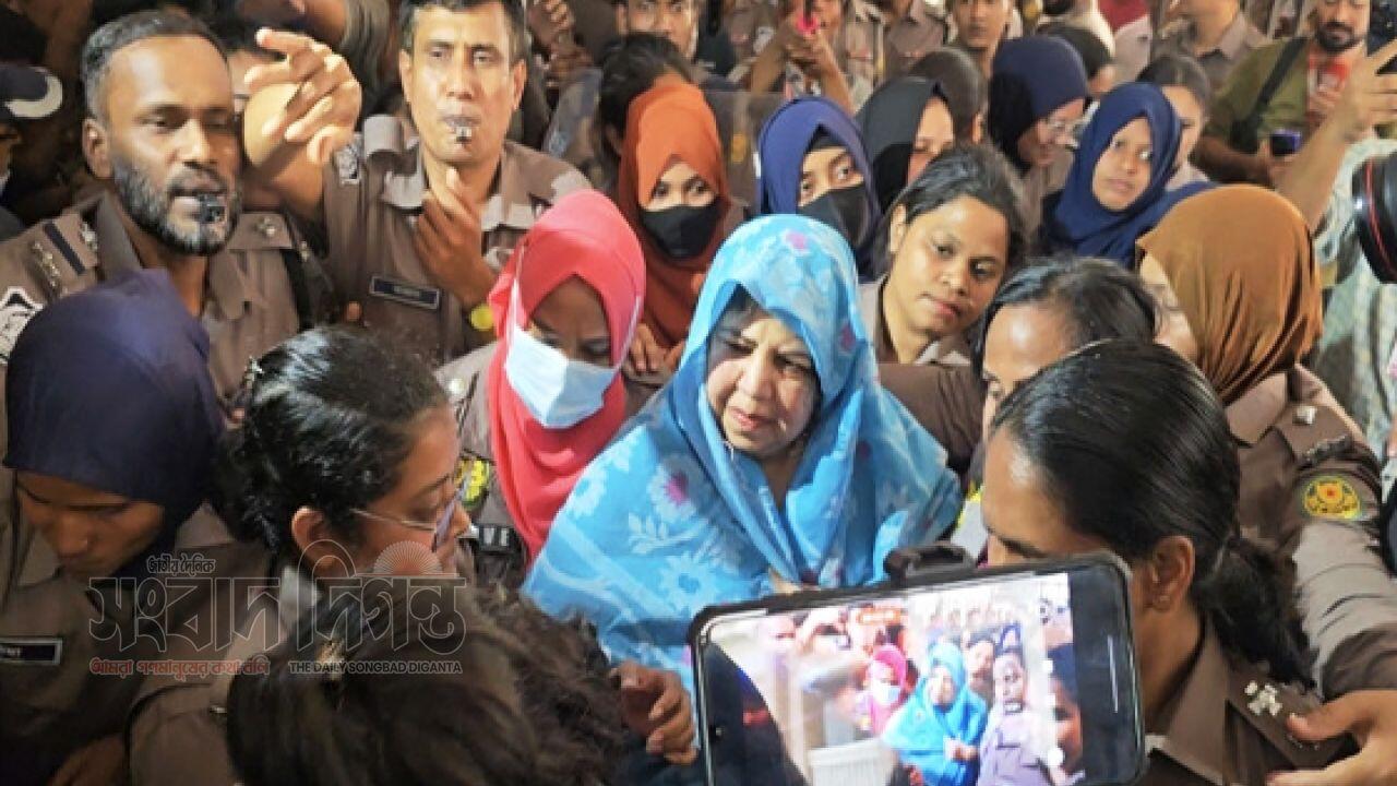 শিরীন শারমিন চৌধুরীকে কারাগারে নেওয়ার সময় আদালতপাড়ায় উত্তেজনা, পাল্টাপাল্টি শ্লোগান