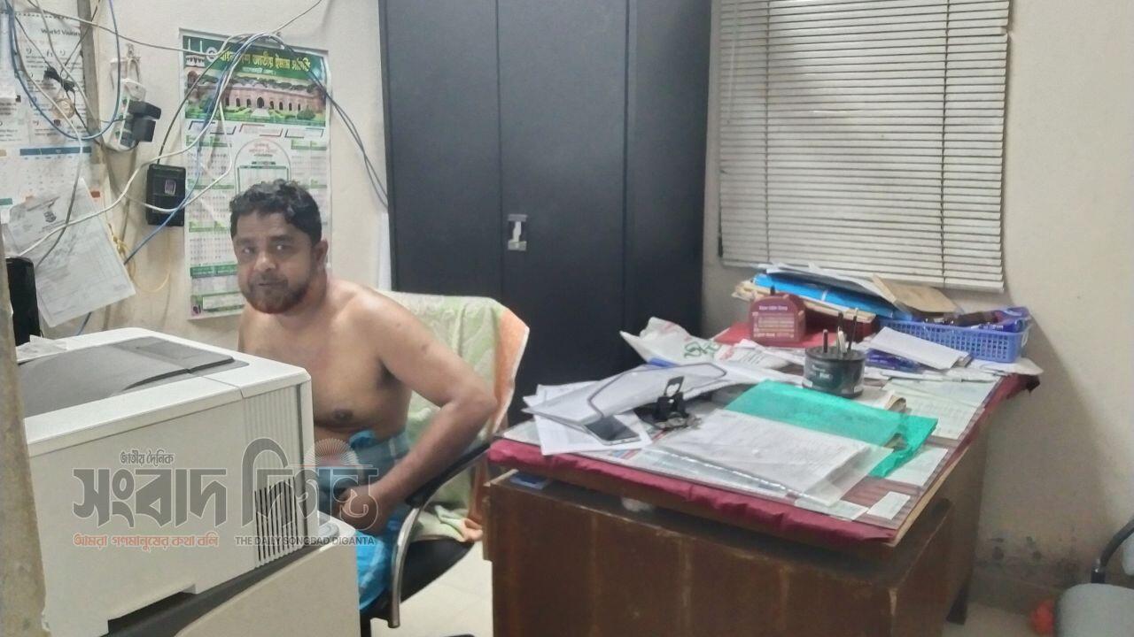 গভীর রাতেও খোলা মোরেলগঞ্জ মাধ্যমিক শিক্ষা অফিস, প্রশাসনিক শৃঙ্খলা ভঙ্গের অভিযোগ