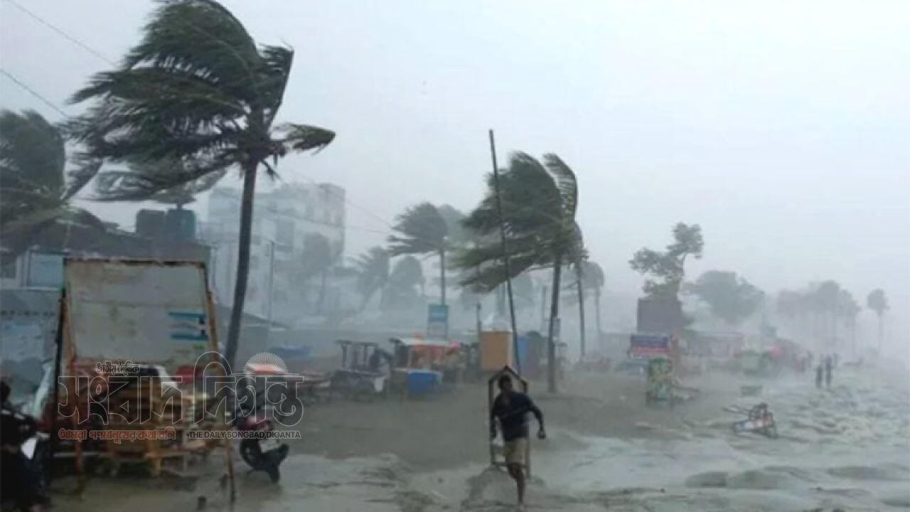 দুপুরেই ঝড়ের হুঁশিয়ারি তিন জেলায় ৬০ কিমি বেগে দমকা হাওয়া