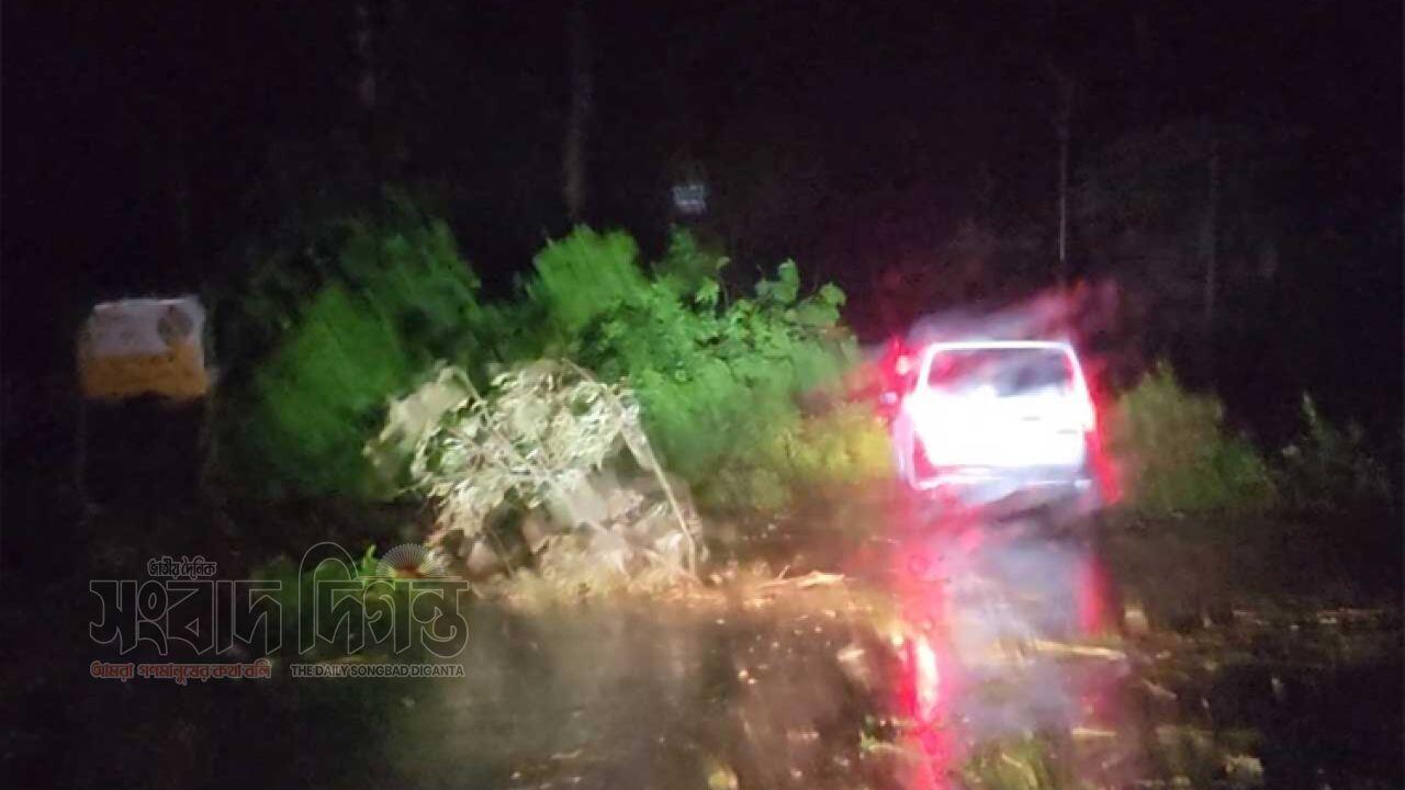 কালবৈশাখীর ঝড়ে প্রাণ গেল বৃদ্ধের ছাদ থেকে পড়ে মর্মান্তিক মৃত্যু