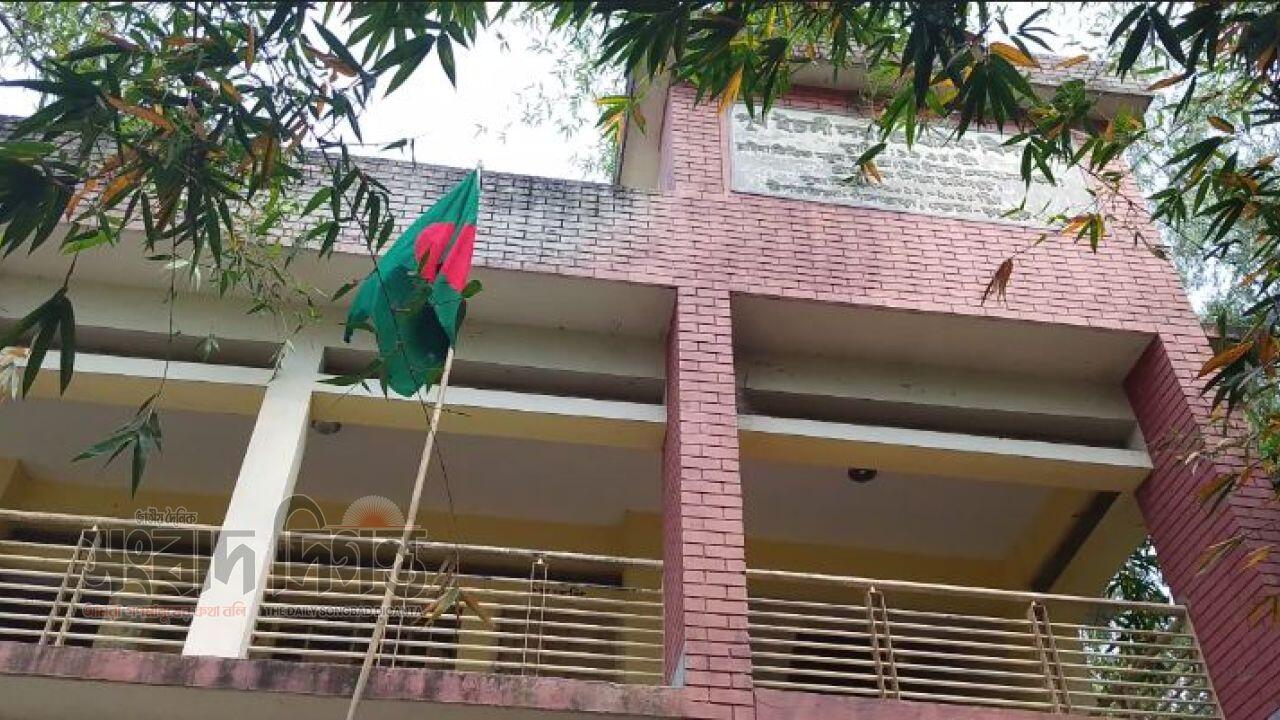গঙ্গাচড়ায় প্রধান শিক্ষকের অবহেলায় ভেঙে পড়ছে শিক্ষা ব্যবস্থা 
