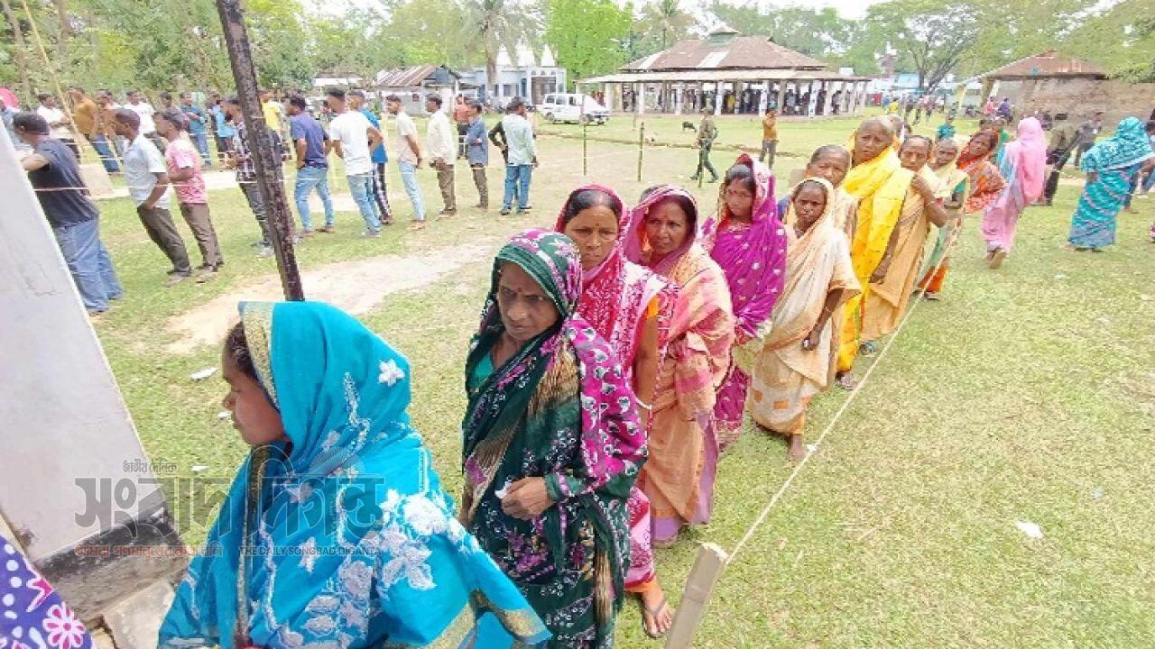 ভোটার সংখ্যা কম হলেও আদিবাসী নারীর সক্রিয় উপস্থিতি 
