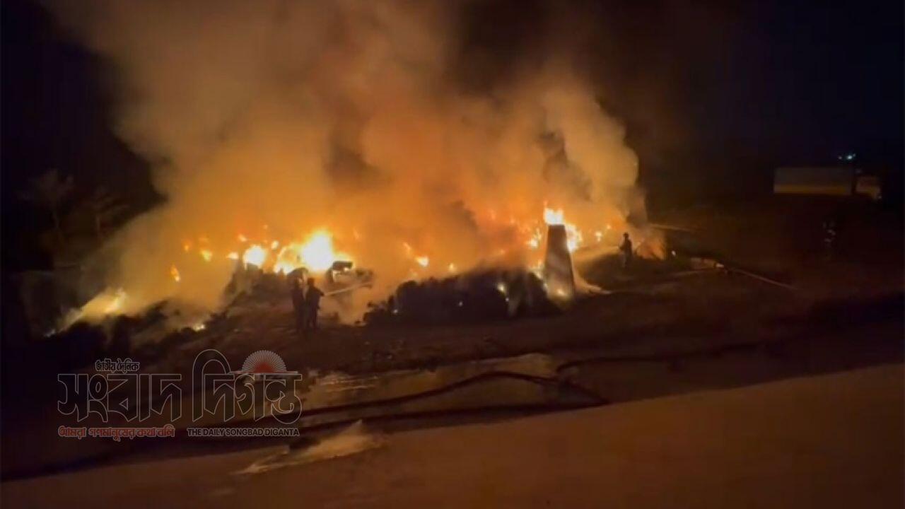 তুরাগের বস্তিতে ভয়াবহ অগ্নিকাণ্ড ব্যাপক ক্ষয়ক্ষতি