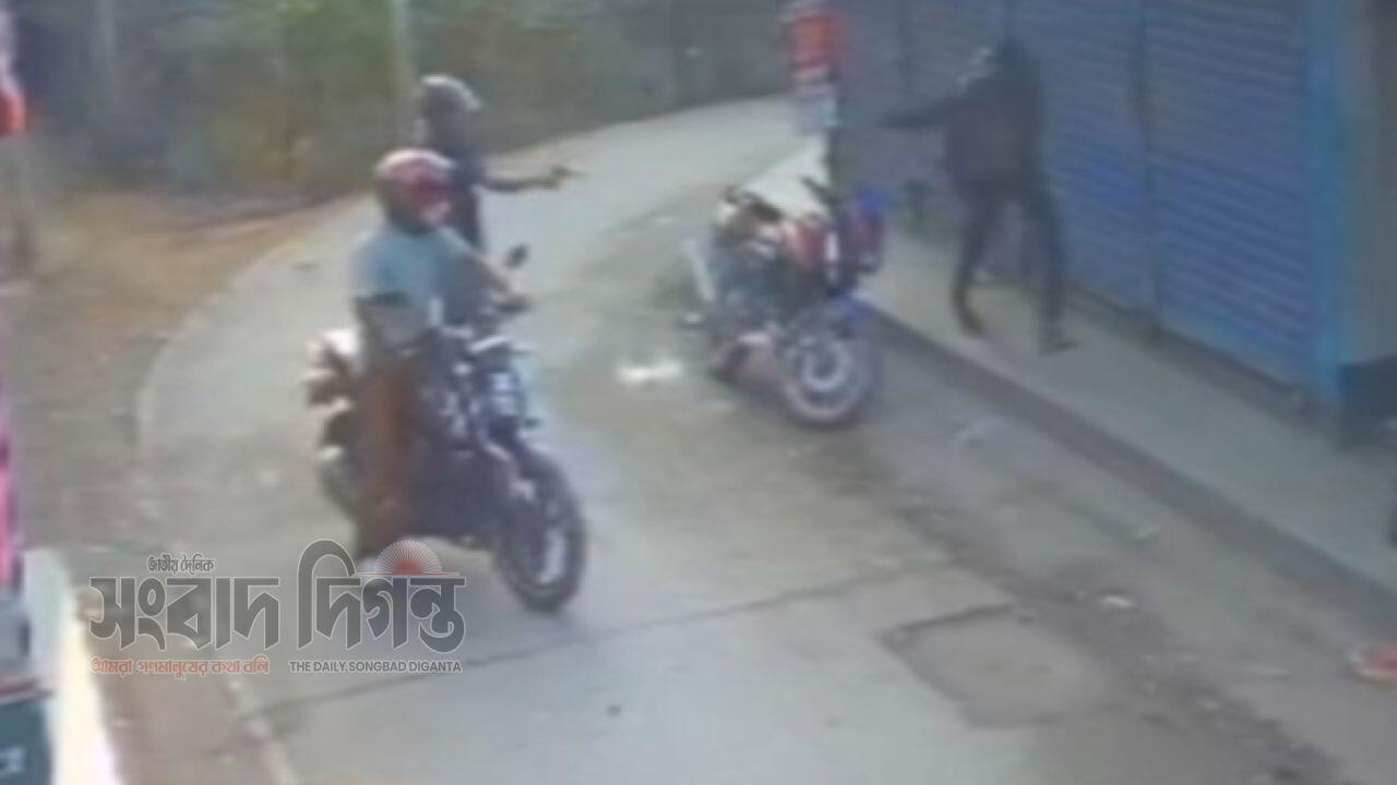 গুলি করে ২ লাখ টাকা ছিনতাই ভিডিও ভাইরাল 