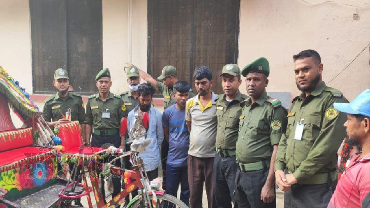 আনসারের তৎপরতায় মহাখালীতে অটোরিকশা ছিনতাই আটক ৩