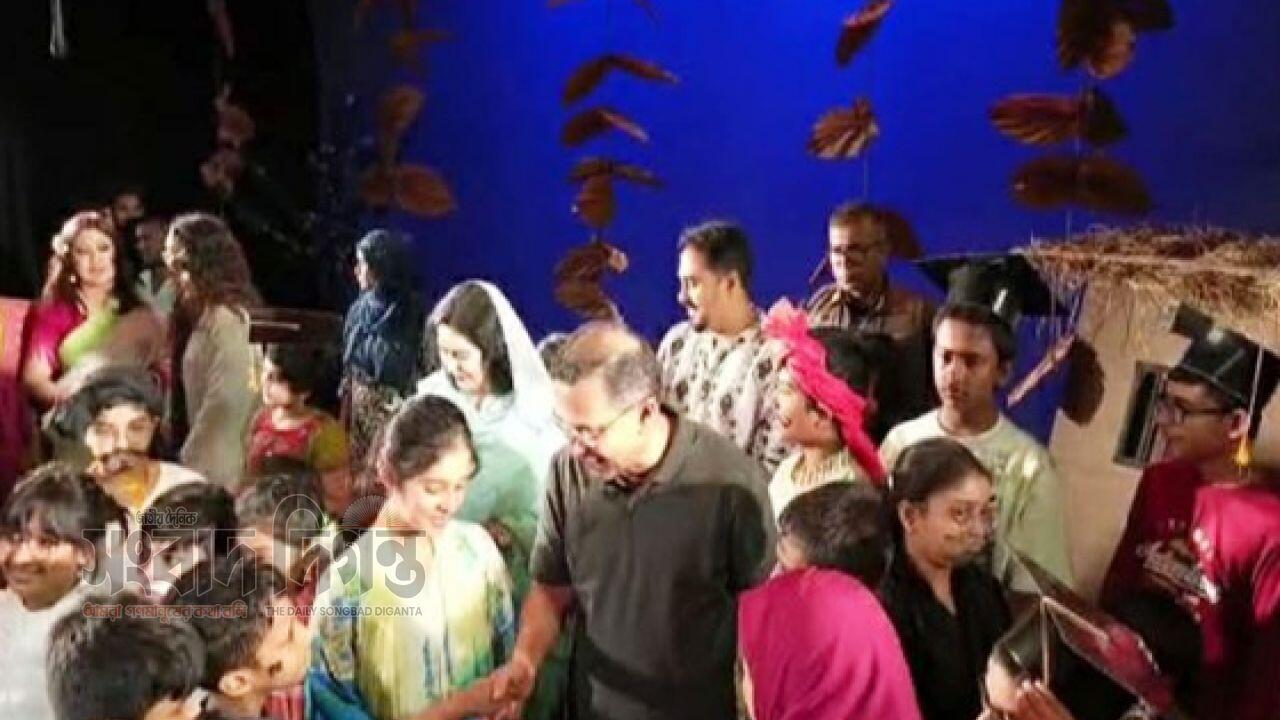 বেইলি রোডের নাট্যশালায় সপরিবারে শিশুতোষ নাটক উপভোগ করলেন তারেক রহমান