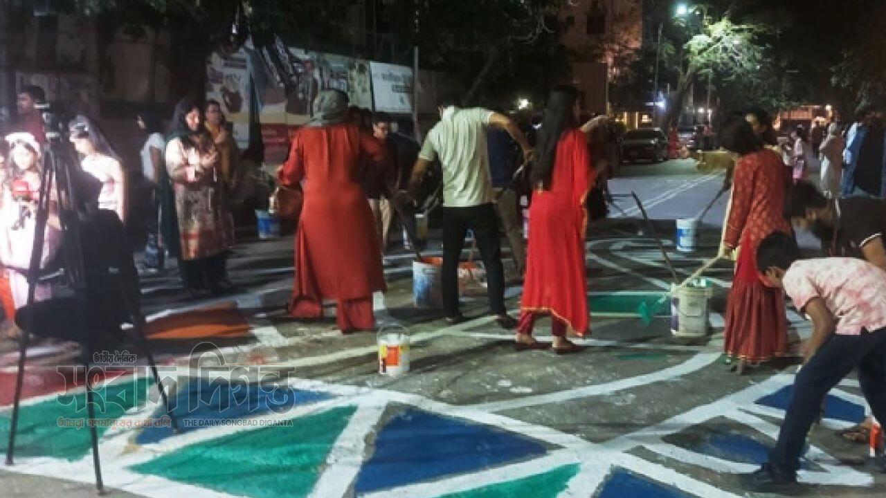 বৈশাখকে সামনে রেখে রাতভর আলপনা আঁকায় ব্যস্ত গুলশানবাসী