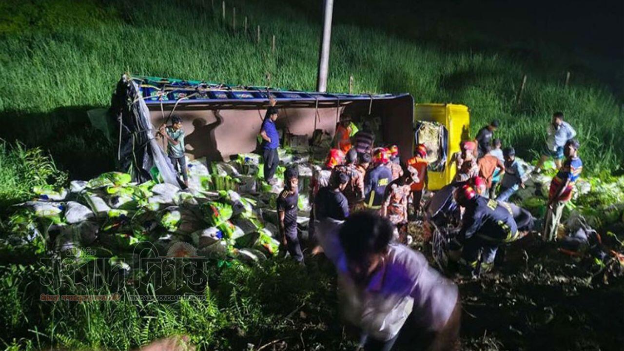 দাউদকান্দিতে চালবোঝাই ট্রাক খাদে পড়ে ভয়াবহ দুর্ঘটনা, ৭ জন নিহত