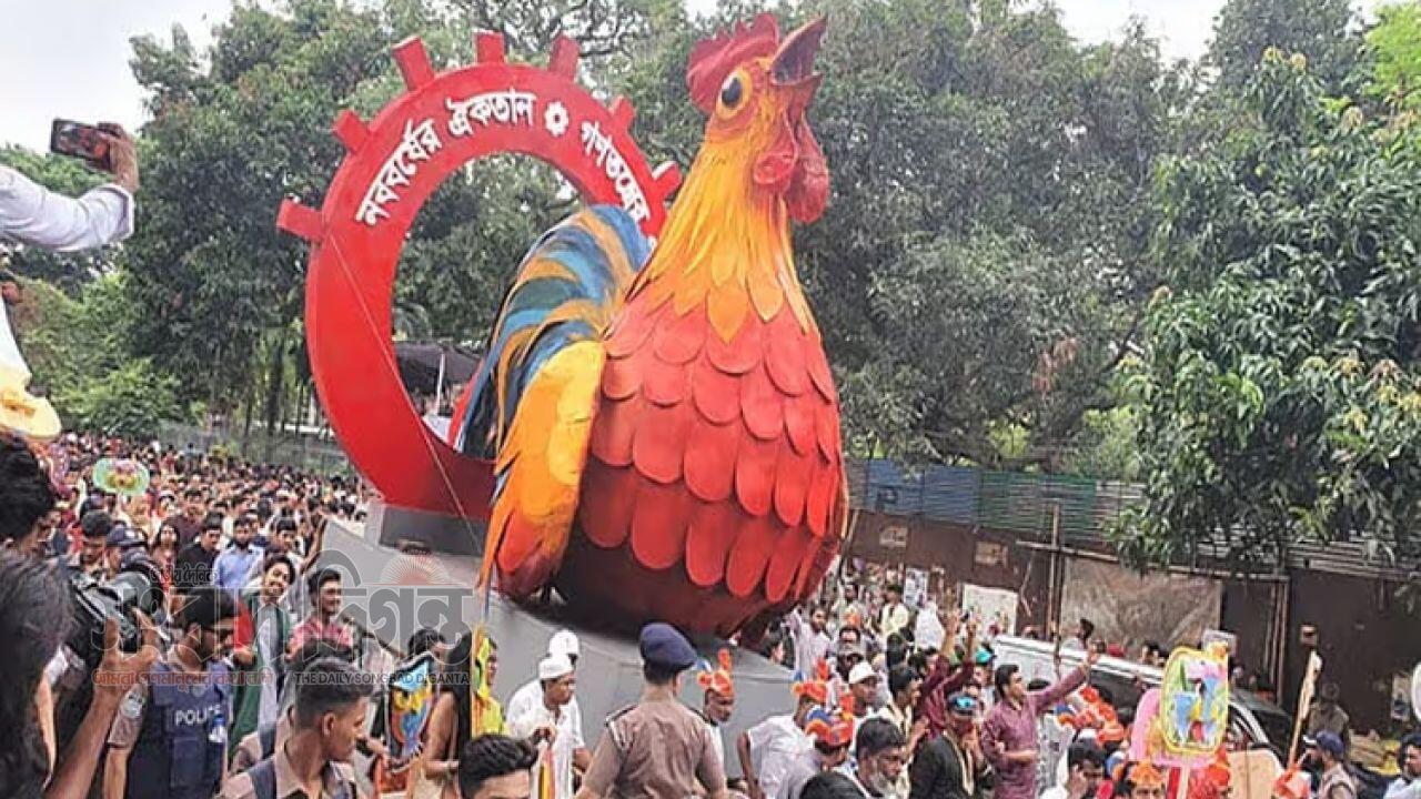 চারুকলার মঙ্গল শোভাযাত্রায় হাজারো মানুষের ঢল, সম্প্রীতি ও ঐতিহ্যের রঙে রঙিন ঢাকা 