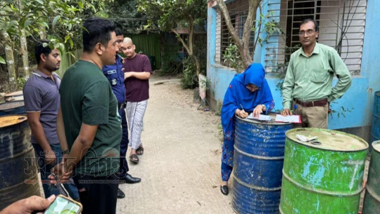 সেনবাগে ব্যবসায়ীর বাড়িতে ৫,৫০০ লিটার জ্বালানি তেল জব্দ