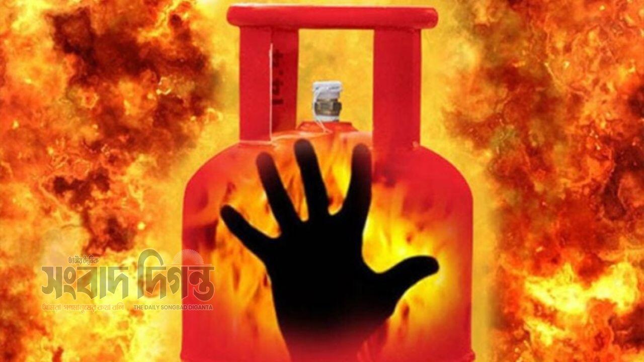 বরিশালে গ্যাস সিলিন্ডার বিস্ফোরণ, বাবা-ছেলে দগ্ধ 