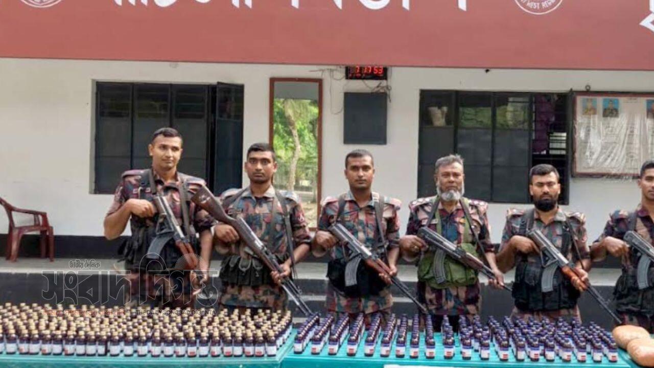 একদিনেই বিজিবির অভিযানে উদ্ধার ৪ কেজি গাজাসহ ৫৫৩ বোতল মাদক উদ্ধার