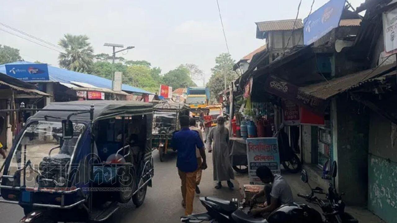 মধ্যরাতে হাউসদী বাজারে ডাকাতের তাণ্ডব, ৬ জুয়েলারি দোকানসহ ৭ দোকান লুট