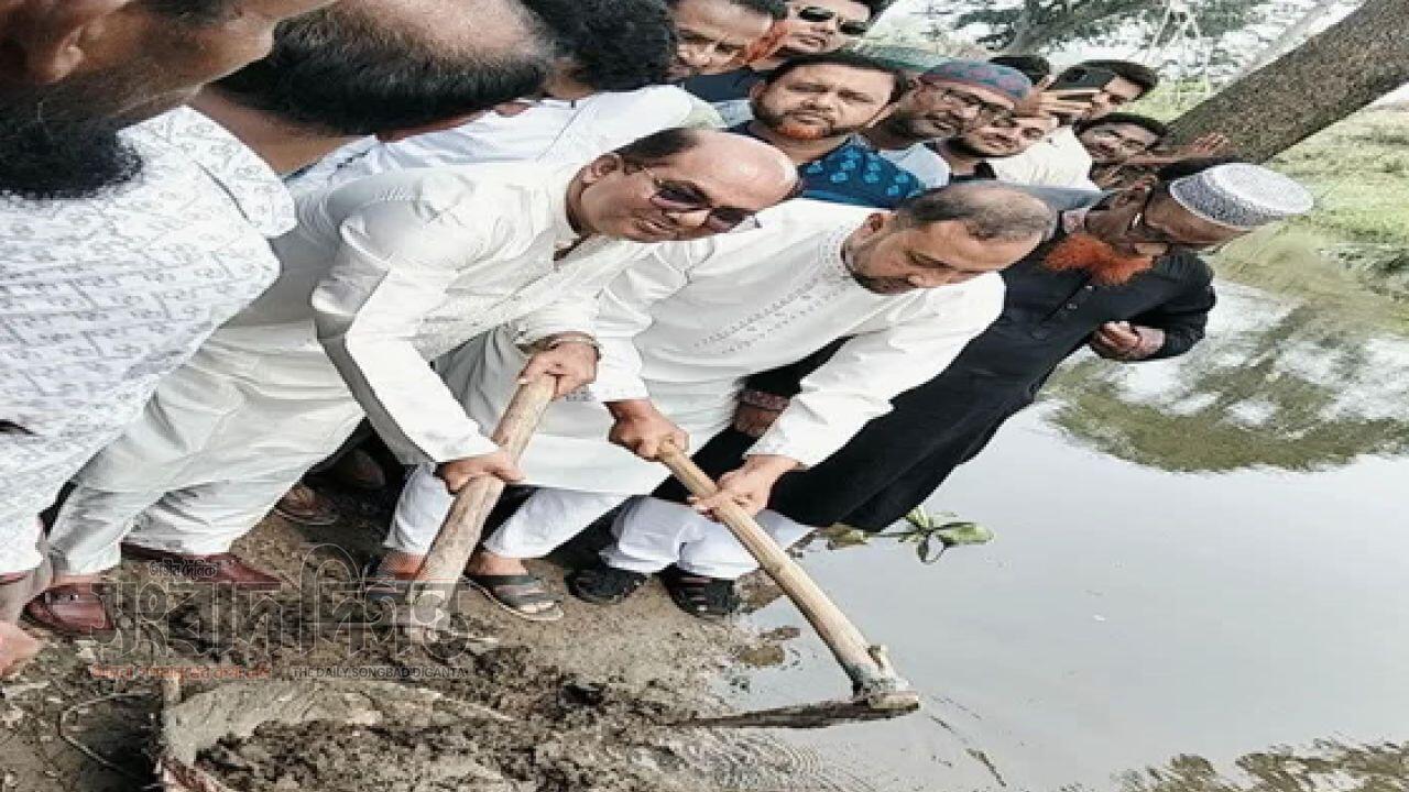 বিএনপি নেতাকর্মীদের নিয়ে প্রধানমন্ত্রীর ইজিপিপি প্রকল্পে খাল পুনঃখনন উদ্বোধন করেন জামায়াতের এমপি 