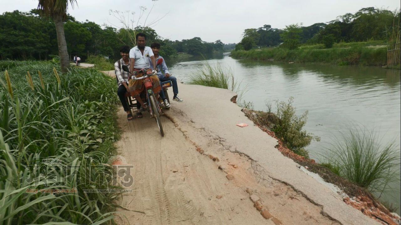 মাদারীপুরের কালকিনিতে অবৈধভাবে বালু উত্তোলনে নদীগর্ভে ৫০০ মিটার সড়ক, ঝুঁকি নিয়ে যাতায়াত