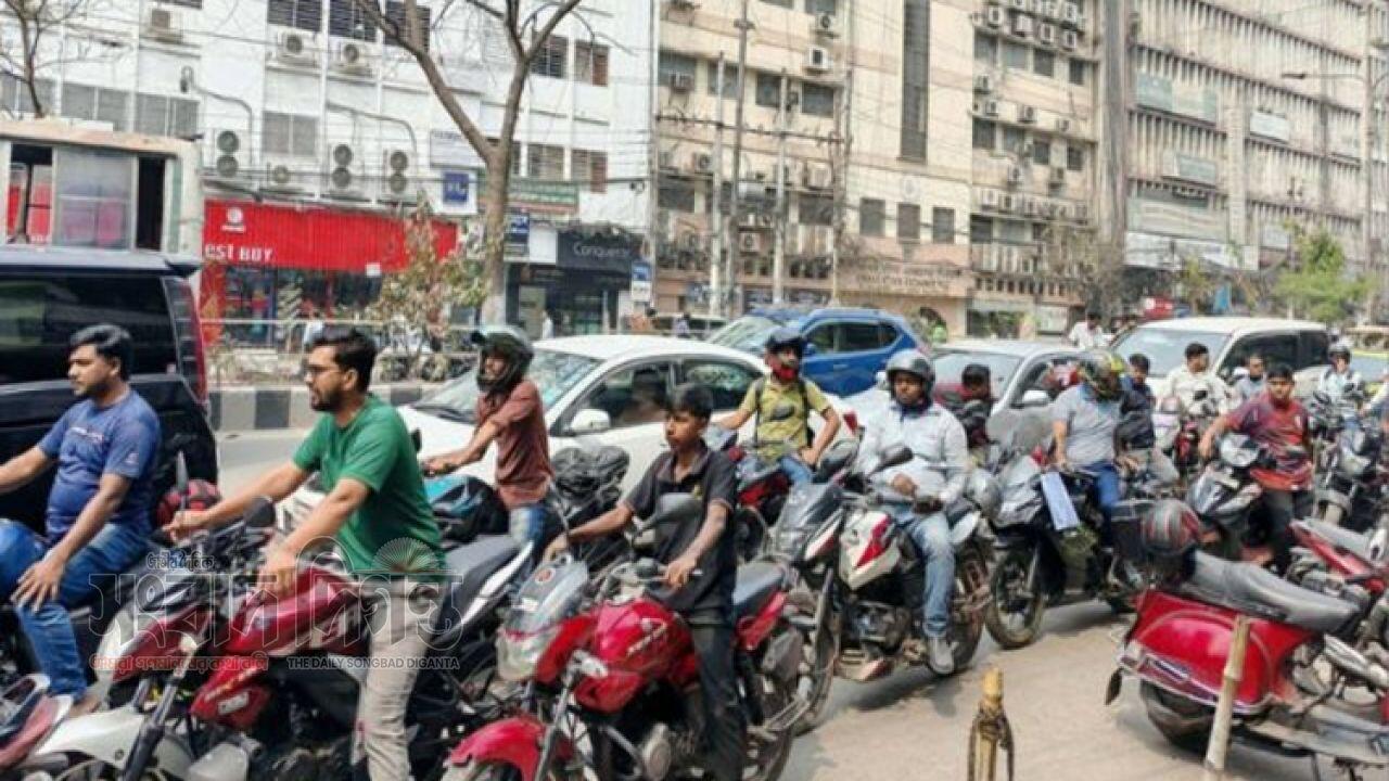 জ্বালানি সংকটে নাকাল রাজধানী, ১২ ঘণ্টা অপেক্ষার পরও মিলছে না তেল 