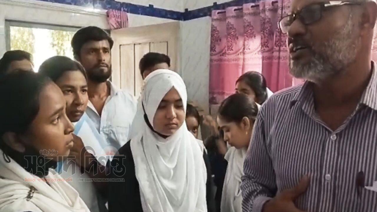 দৌলতপুরে ২০২৫ সালের প্রশ্নে পরীক্ষা, ক্ষোভে শিক্ষার্থী-অভিভাবক