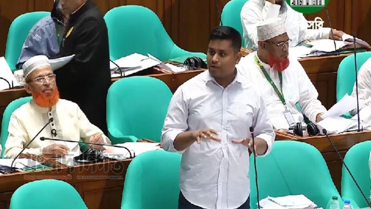 সংসদে গাড়ি চেয়ে আলোচনার কেন্দ্রে হাসনাত