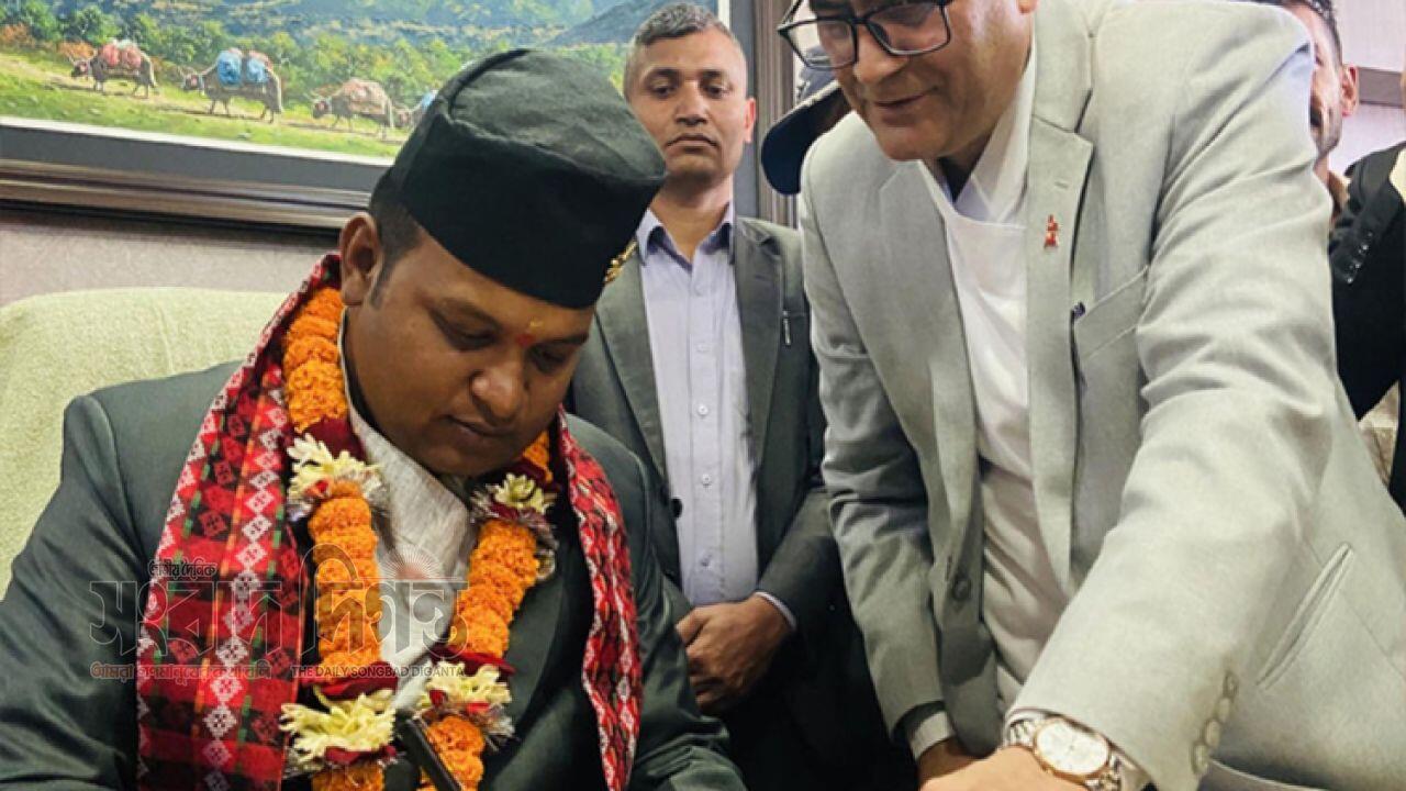 ক্ষমতায় মাস না পেরোতেই চাপে নেপাল সরকার, একের পর এক মন্ত্রীর পদত্যাগ