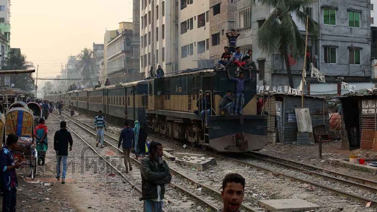 ট্রেনের ধাক্কায় রাজধানীতে প্রাণ হারালেন পথচারী