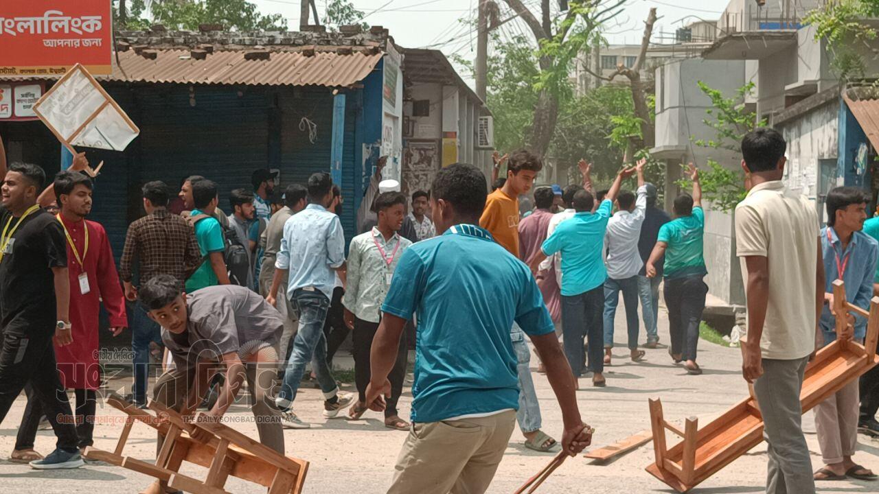 ঈশ্বরদী সরকারী কলেজে ছাত্রশিবির ও ছাত্রদলের মধ্যে সংঘর্ষ, গুলিবর্ষণ ও ভাংচুর-সাংবাদিকসহ আহত ৭ 
