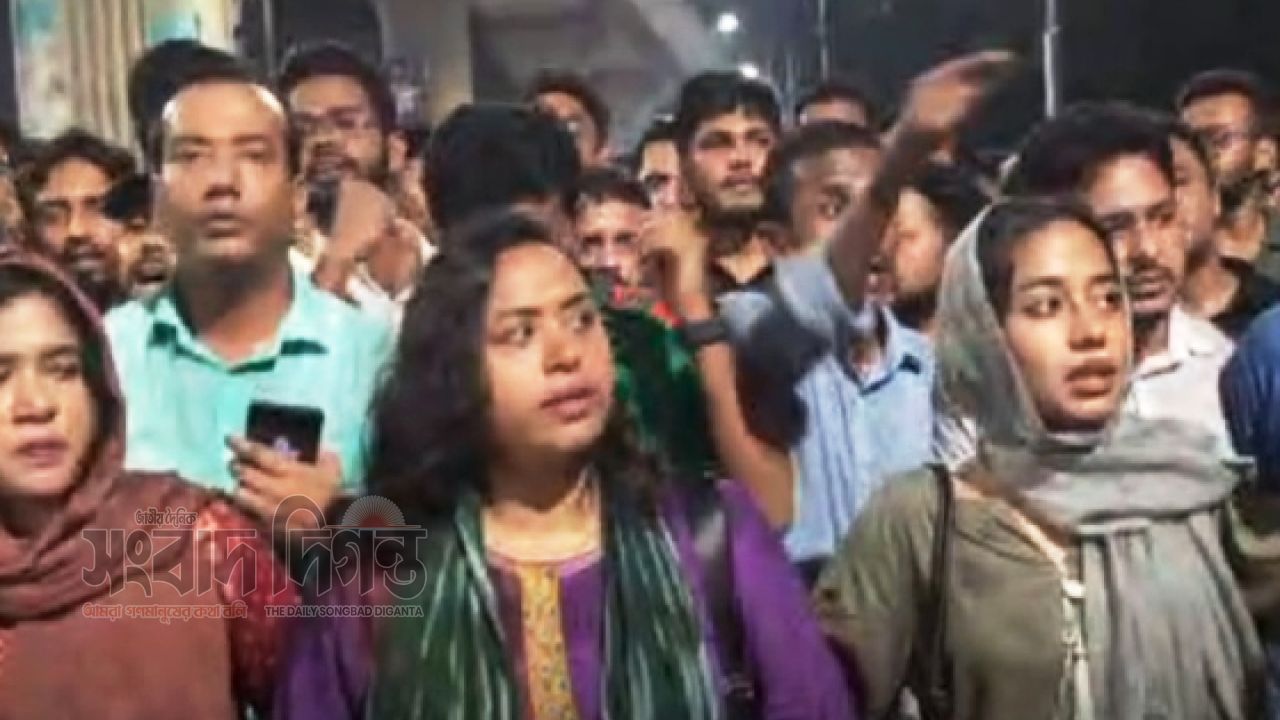 ‘গুপ্ত রাজনীতি’র অভিযোগে ঢাবিতে ছাত্রদলের বিক্ষোভ মিছিল